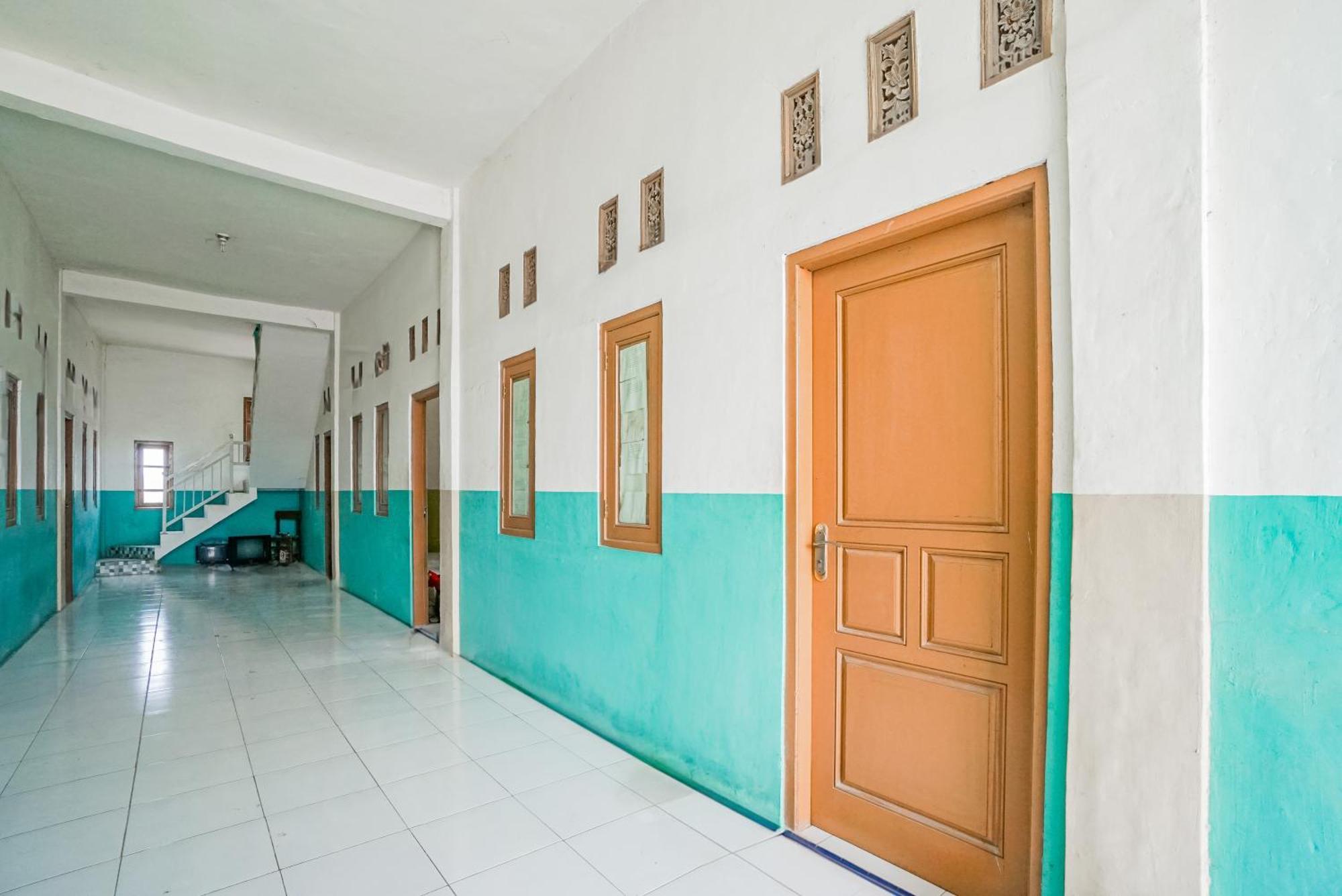 Spot On 93879 Wunut Homestay Syariah Sidoarjo Ngoại thất bức ảnh