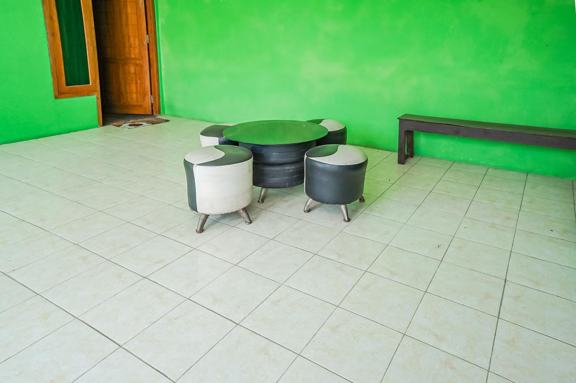 Spot On 93879 Wunut Homestay Syariah Sidoarjo Ngoại thất bức ảnh